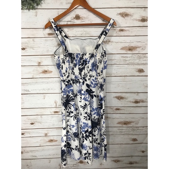 WHITE AND BLUE FLORAL DRESS SIZE 8 - Picture 5 of 5